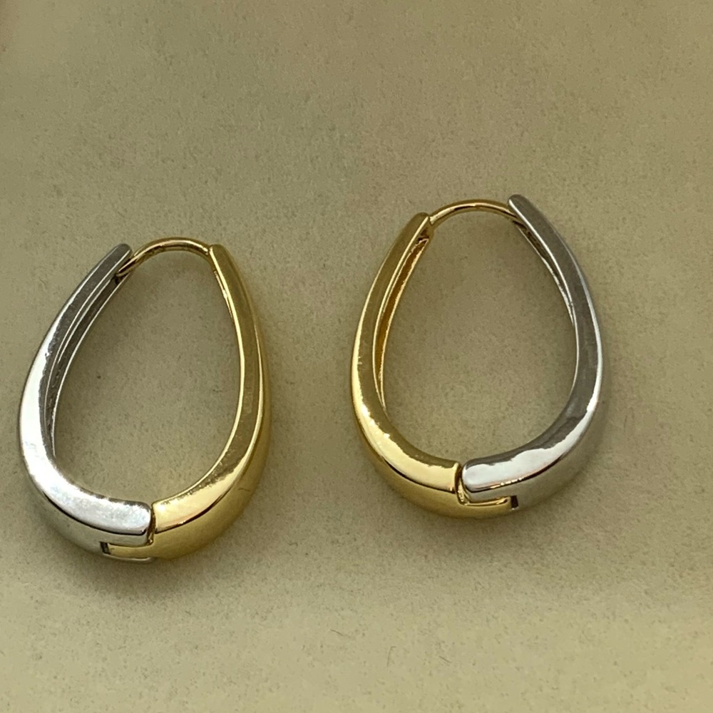 NORDSTROM RACK Two-Tone Oval Hoop Earrings - Picture 4 of 10